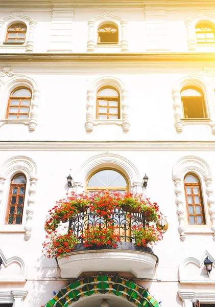 Fassade eines architektonischen Gebäudes mit blühendem Balkon — Stockfoto