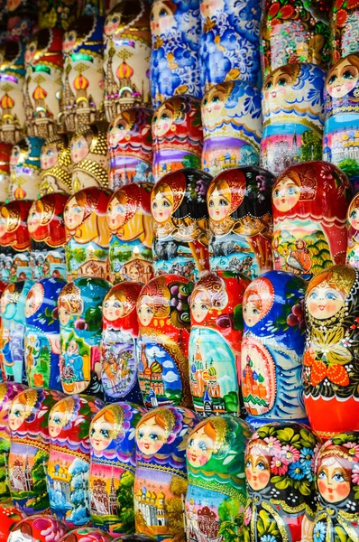 Traditionele Russische kleurrijke matryoshka op tentoonstelling-beurs — Stockfoto