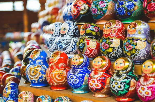 Traditionele Russische kleurrijke matryoshka op tentoonstelling-beurs — Stockfoto