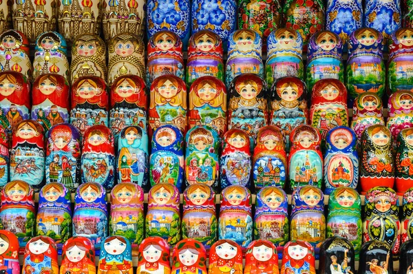 Traditionele Russische kleurrijke matryoshka op tentoonstelling-beurs — Stockfoto