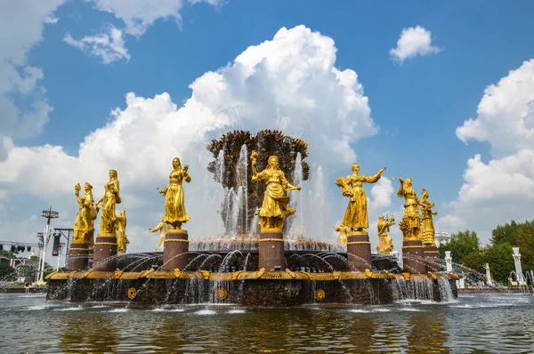MOSCOU, RUSSIE - 29 juillet 2016. Fontaine "Amitié des Peuples" au Parc des Expositions, VDNKh — Photo