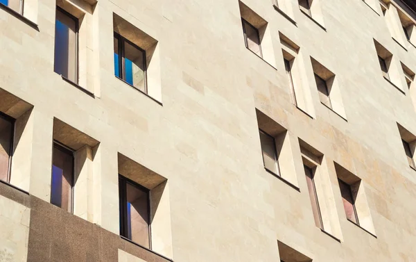 Fenster in Reihe an Fassade des städtischen Gebäudes — Stockfoto