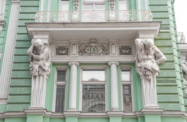 Sculptures under the balcony of the old building — Stock Photo, Image