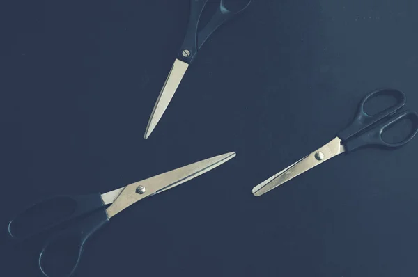 Канцелярські ножиці на темному тлі — стокове фото