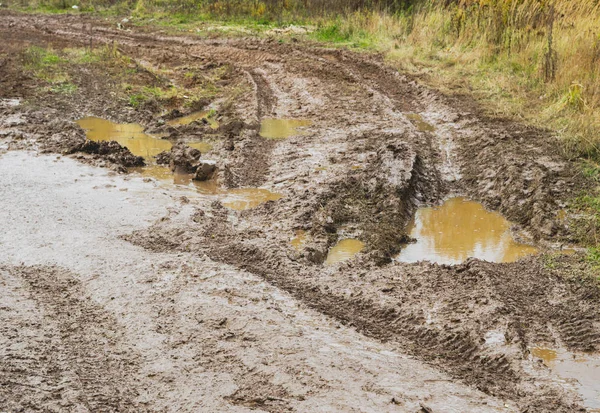 Off-Road yağmur sonrası, kırsal köy yolunda kirli