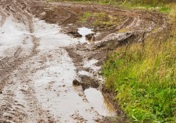 Брудна бездоріжжя після дощу, сільська сільська дорога — стокове фото