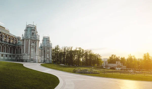 Großer großer Palast des Museumsreservats Zaritsyno bei Sonnenuntergang, Moskau, Russland — Stockfoto