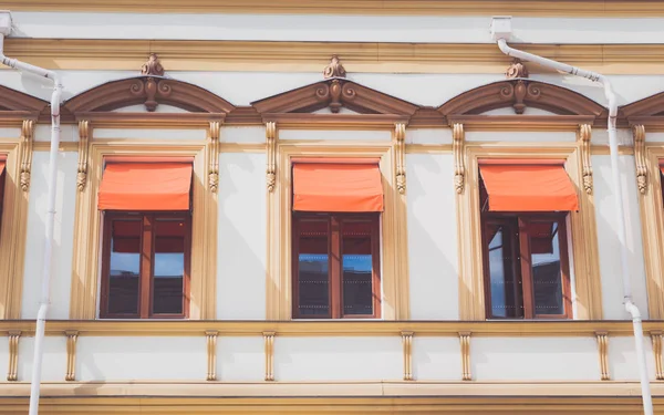 Old apartment building facade exterior view — Stock Photo, Image