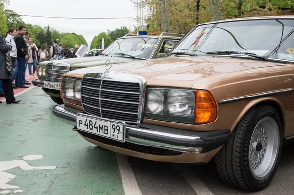 MOSCOU, RUSSIE - 21 mai 2017. Exposition automobile rétro dans le parc Sokolniki. Mercedes Benz W123 vieilles voitures classiques — Photo