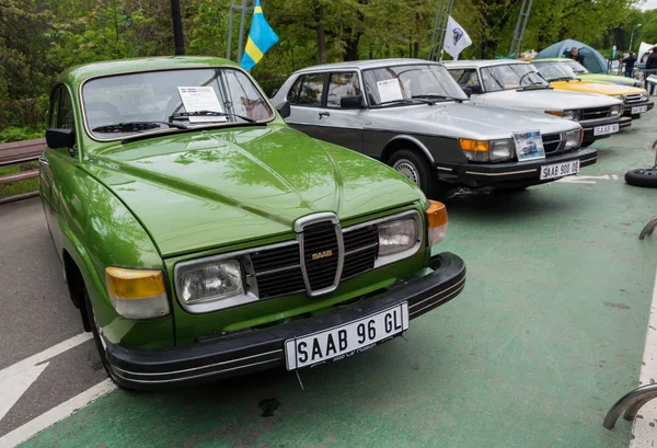 MOSCOU, RUSSIE - 21 mai 2017. Exposition automobile rétro dans le parc Sokolniki. Saab 96 GL et toute la gamme de SAAB — Photo