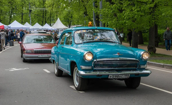 MOSCOU, RUSSIE - 21 mai 2017. Exposition automobile rétro dans le parc Sokolniki. Parade des voitures classiques soviétiques et américaines — Photo