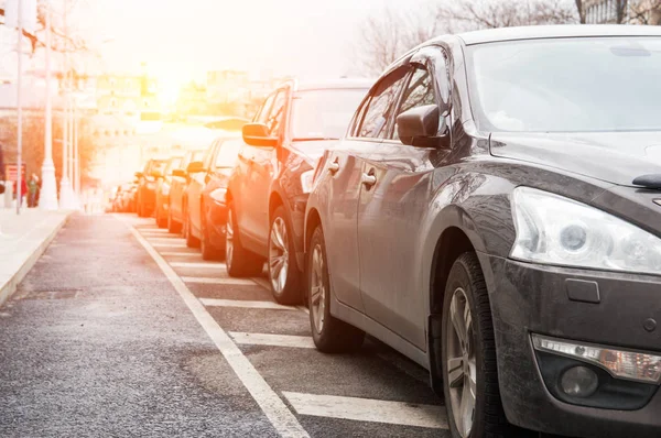 In einer Reihe geparkte Autos auf der Fahrbahn der Stadtstraße — Stockfoto