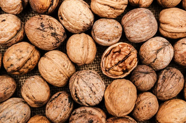 Kaplarda kabuk taze organik ceviz arka plan görüntü