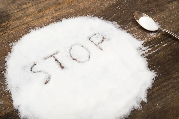 Dur işareti taneli şeker yaptı. Şeker ve tuz gibi lezzet katkı maddeleri olan bağımlılığını yeme zarar resmi gösterir. — Stok fotoğraf