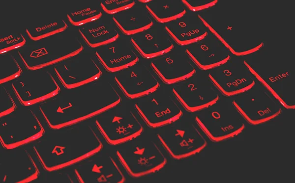 Gaming-Laptop-Tastatur in Nahaufnahme mit roter Hintergrundbeleuchtung lizenzfreie Stockbilder