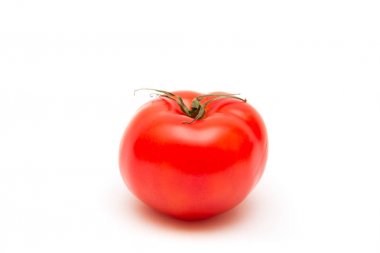 Beyaz arkaplanda kırmızı domates izole