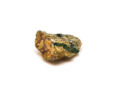 Beyaz arka plan üzerinde izole chalcopyrite maden