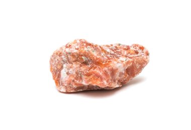 Beyaz arka plan üzerinde izole turuncu kalsit maden