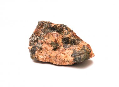 Beyaz arka plan üzerinde izole minerallerin kapanımlar ile granit kaya parçası