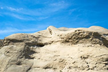 Kum ve kil ayrışma nedeniyle kayalık oluşumu