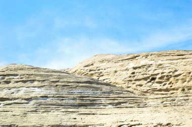 Ayrışma tarafından kurulan kil-sandy kaya katmanları