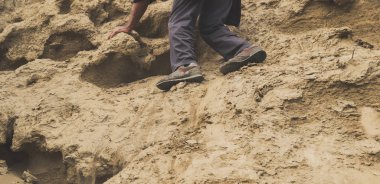 Adam tehlikeli kumlu yamaçta kayıyor