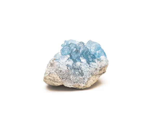 Beyaz arka plan üzerinde izole celestine mineral kristalleri