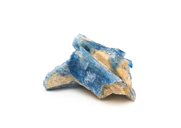 白い背景に分離された青藍ケイ酸塩鉱物 — ストック写真
