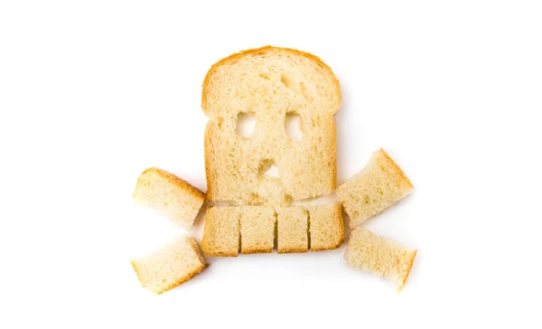 Kafatası ve kemikler dilimlenmiş ekmek beyaz arka plan üzerinde izole yapılmış