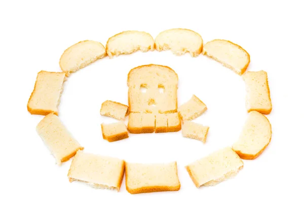 Kafatası ve kemikler dilimlenmiş ekmek beyaz arka plan üzerinde izole yapılmış