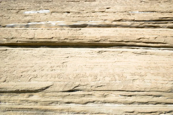 Lagen van klei-sandy gesteente gevormd door verwering — Stockfoto