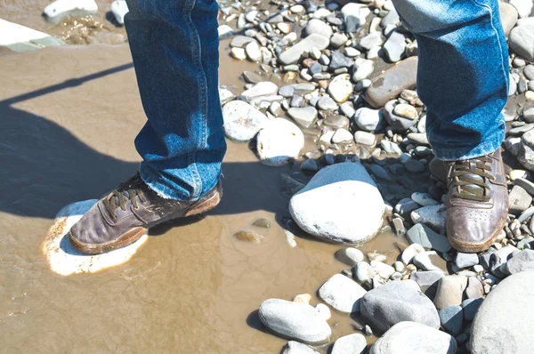Menyeberangi sungai dengan air kotor — Stok Foto