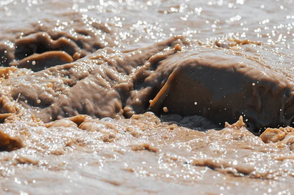 Fluxos e salpicos de água suja imagem de fundo close-up — Fotografia de Stock