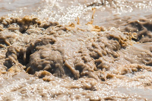 Fluxos e salpicos de água suja imagem de fundo close-up — Fotografia de Stock