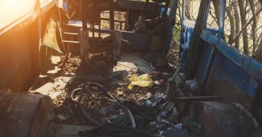 Terkedilmiş otobüs iç görünüm sahne. Koltuklar ve çöp kutusu