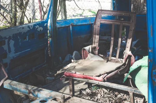 Vista interior cena do ônibus abandonado. Assentos e lixo — Fotografia de Stock