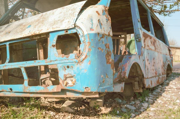 Autobús abandonado y desmantelado en el campo — Foto de Stock