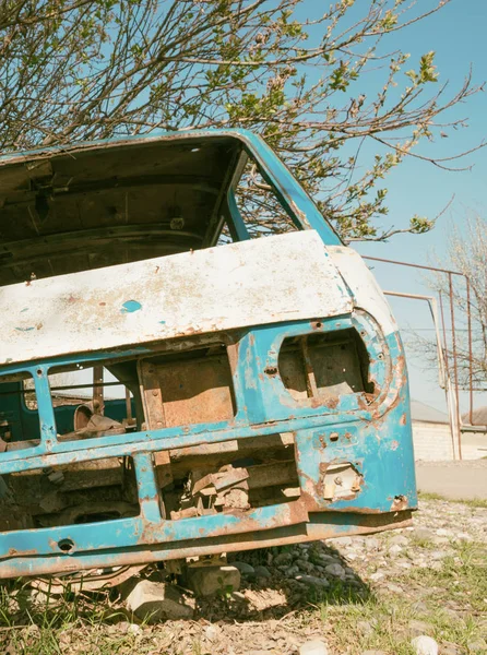 Autobús abandonado y desmantelado en el campo — Foto de Stock