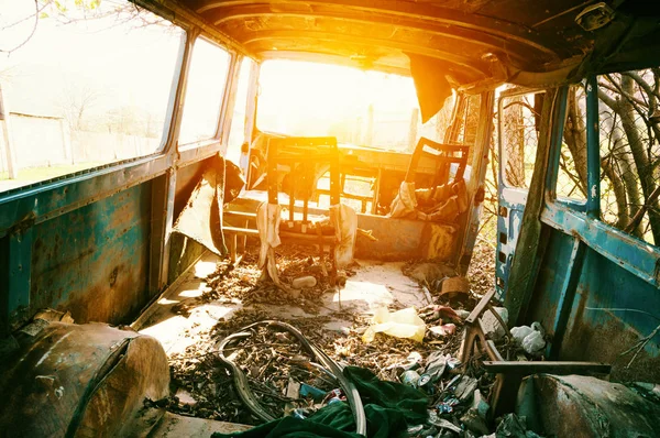 Vista interior cena do ônibus abandonado. Assentos e lixo — Fotografia de Stock