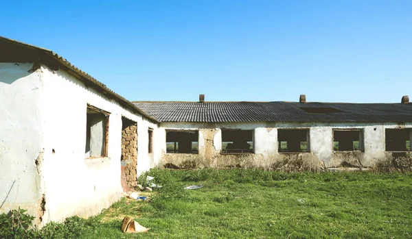 Edifício abandonado da exploração agrícola vista exterior — Fotografia de Stock