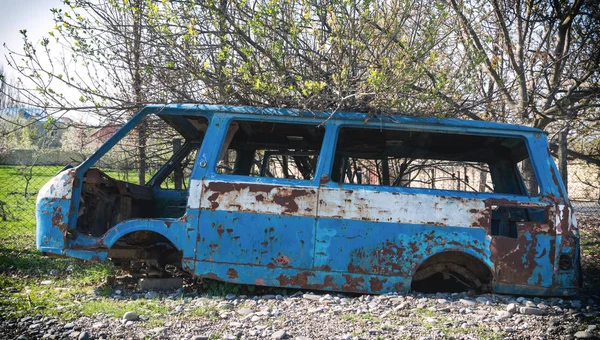 Ônibus abandonado e desmontado no campo Imagens Royalty-Free