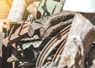 Eski şeyler ve ahırda Bahçe aletleri