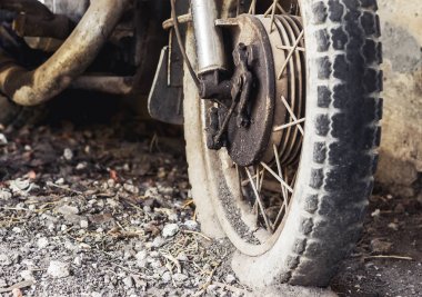 Eski bir motosiklet garajda bir parçası görünümünü