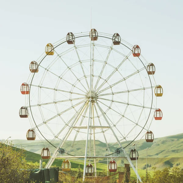 Dönme dolap dağlarda Manzaralı