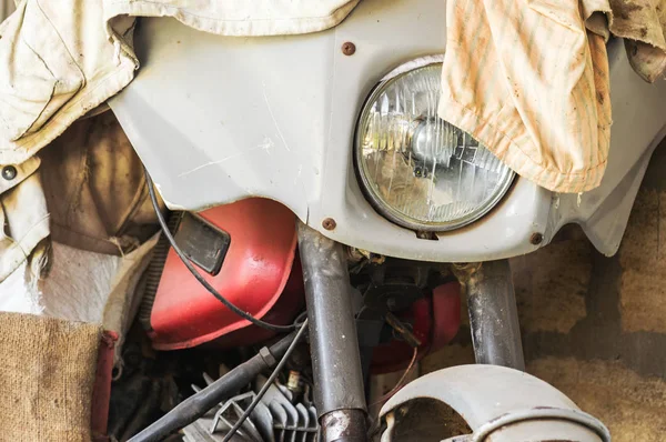 Zobacz fragment stary motocykl w garażu — Zdjęcie stockowe