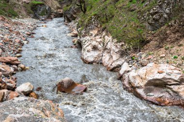 Uçuruma uzanan dağ nehir