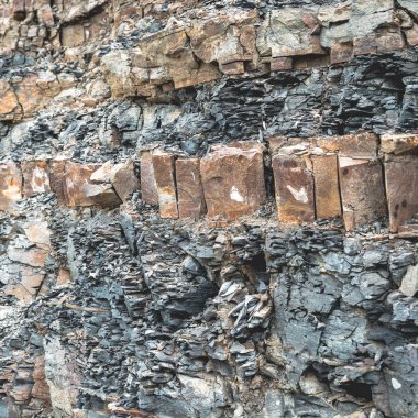 Katmanlı kayaların üzerinde dik arka plan görüntüsü