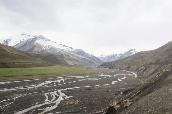 Veduta delle montagne innevate del Caucaso e del fiume — Foto Stock