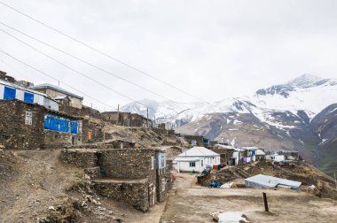 Azerbaycan, Khinalig dağ yerleşim görünümü, yerel halk ev sahipliği yapmaktadır. Quba Rayonu, Azerbaycan dağlarda yüksekte bulunan.