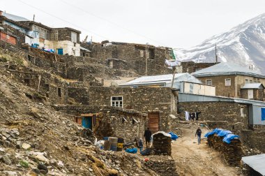 Azerbaycan, Khinalig dağ yerleşim görünümü, yerel halk ev sahipliği yapmaktadır. Quba Rayonu, Azerbaycan dağlarda yüksekte bulunan.